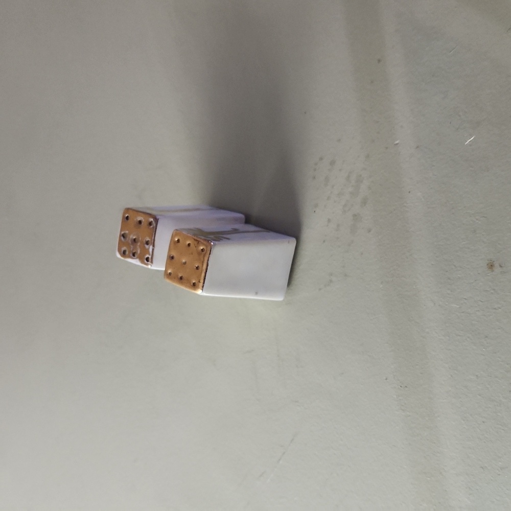 Pair of Antique salt and pepper shakers. - Picture 7 of 8